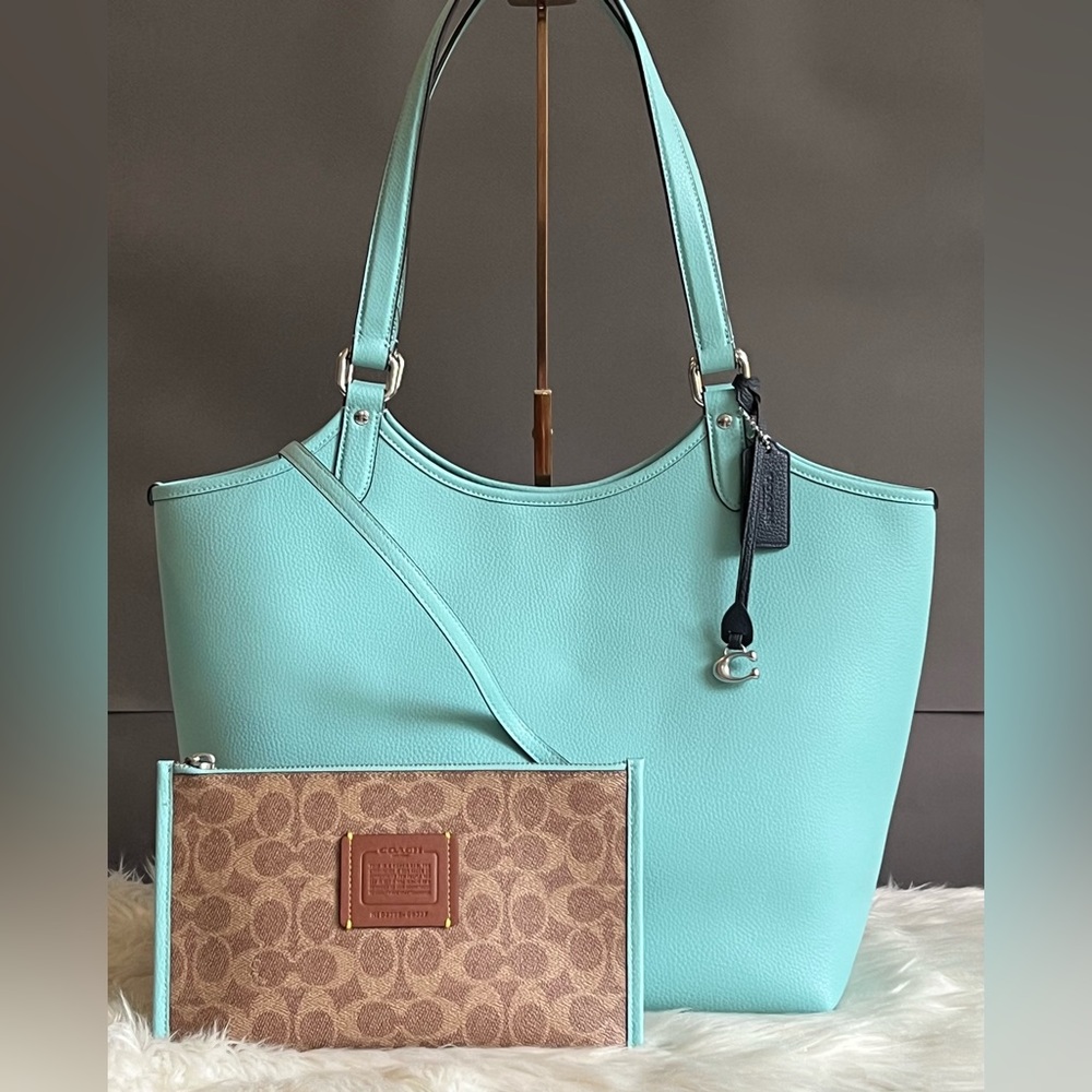 C6337 - Coach Day Tote - Picture 12 of 14